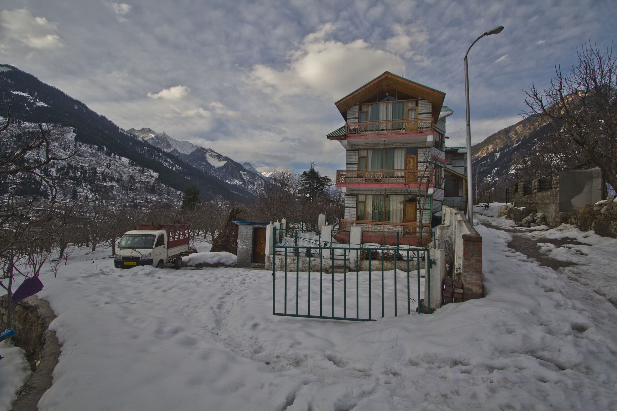 Hotel Mountain Face Manāli Zewnętrze zdjęcie